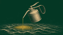 Een vintage oliekannetje dat een straaltje op woelig water giet dat glad wordt, als beeld voor natuurlijk kalmeren van maagzuur