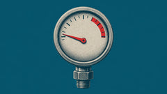 Een vintage drukmeter waarvan de naald uit de rode zone zakt, als beeld voor een opgeblazen, gespannen buik die tot rust komt