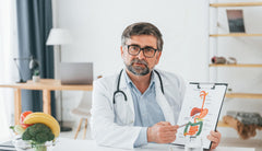 dokter geeft uitleg over spijsverteringsproblemen