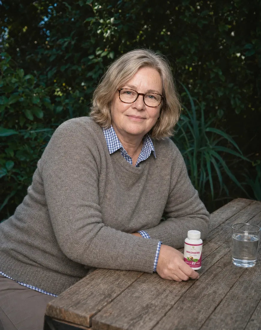Vrouw aan tuintafel met een glas water