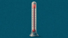 Een vintage thermometer met de kolom hoog in de rode zone, als beeld voor het brandende, oprijzende gevoel van maagzuur