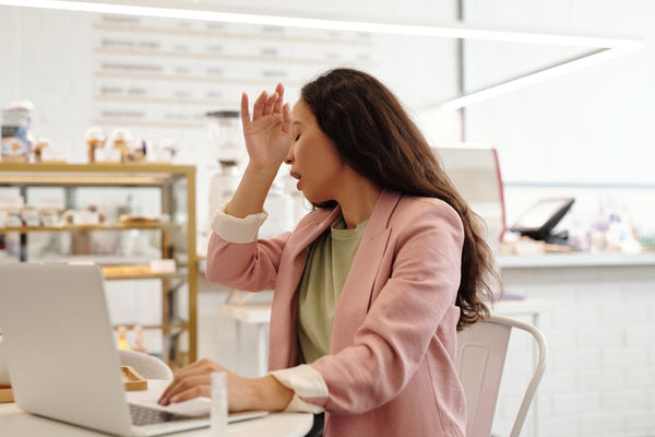 vrouw plast bij niezen