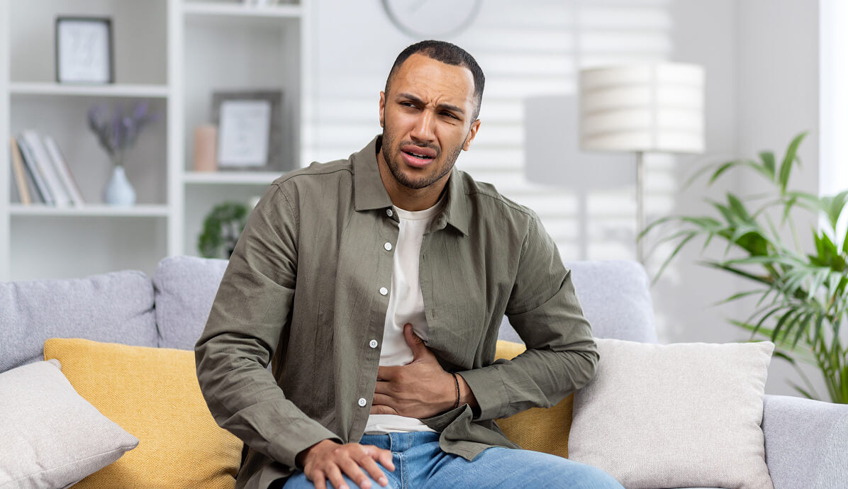 man heeft last van opgeblazen buik