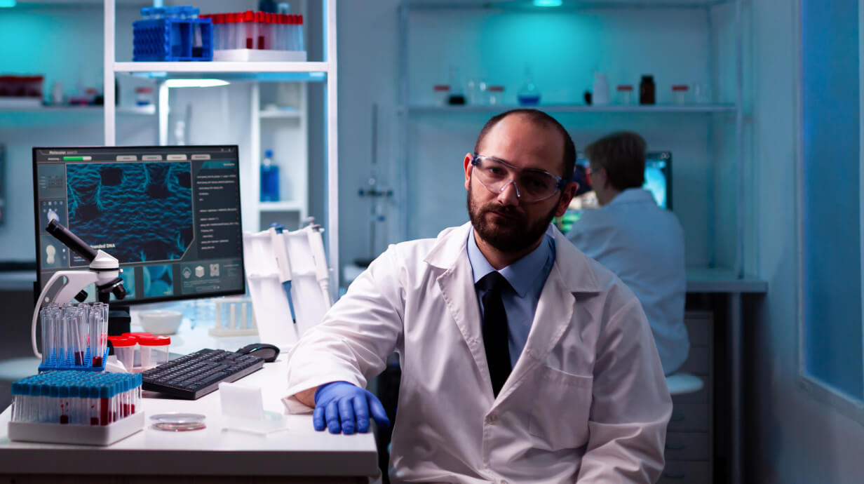 man doet wetenschappelijk onderzoek naar iridoïden