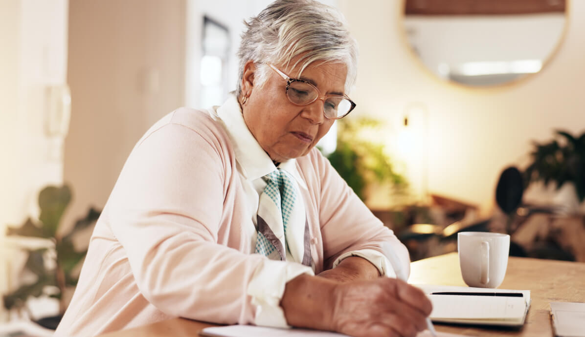 vrouw met dagboek voor blaastraining