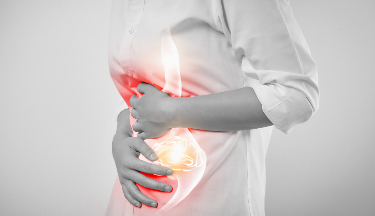 vrouw gebruikt dragon ter ondersteuning van buikkrampen