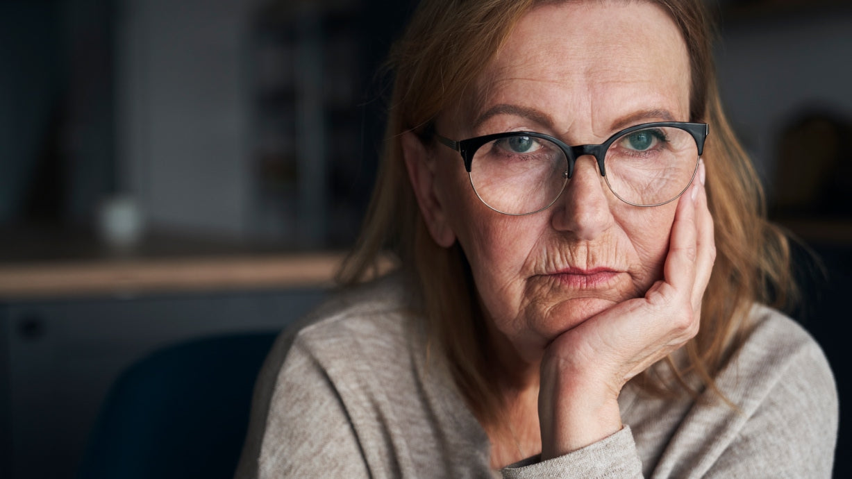 vrouw is somber tijdens de overgang