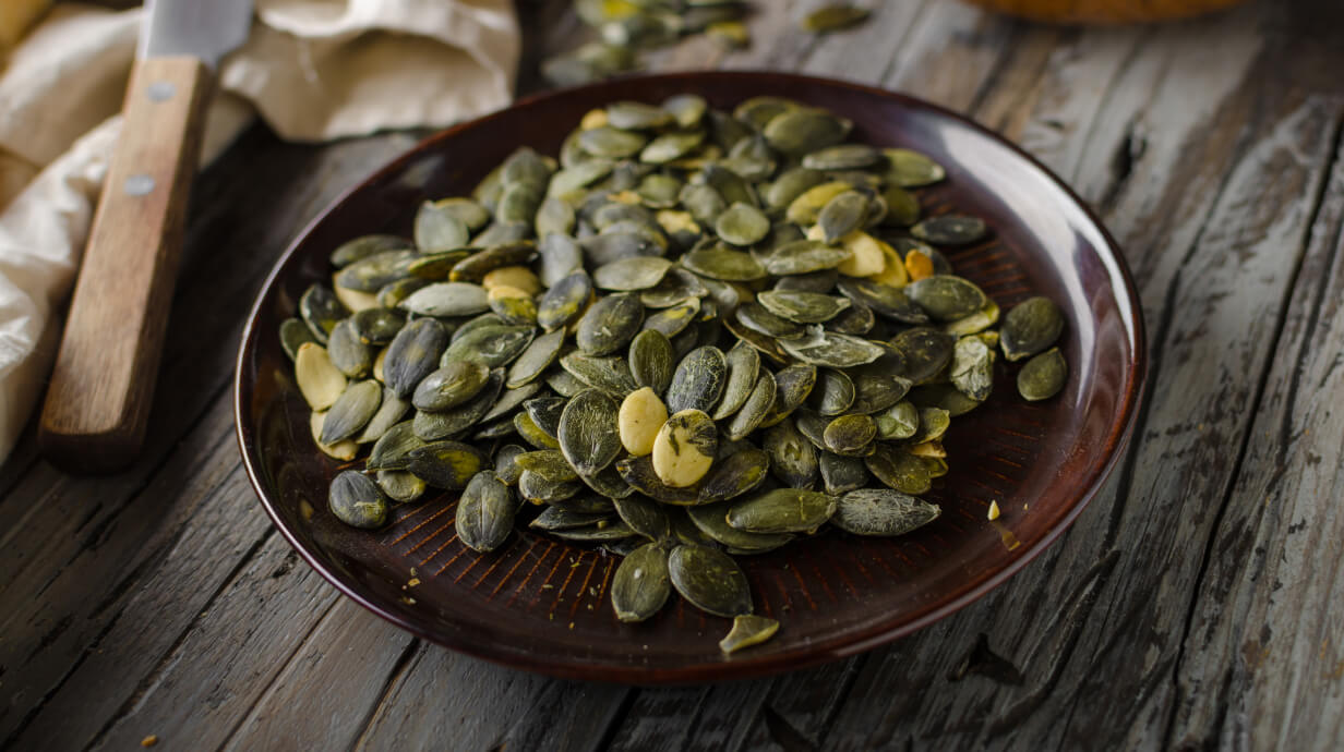 pompoenpitten in een schaal