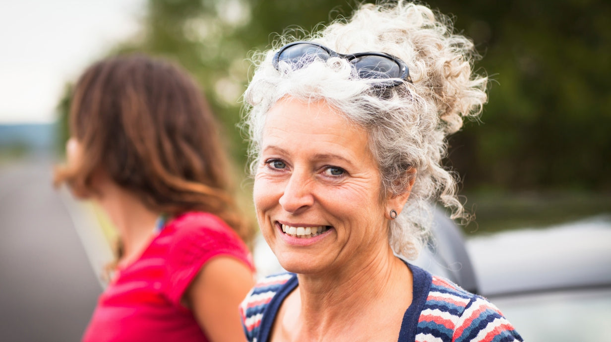 vrouw geeft uitleg over zilverschoon