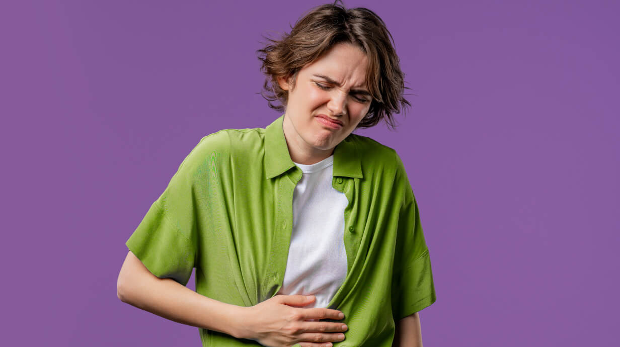 vrouw heeft last van indigestie