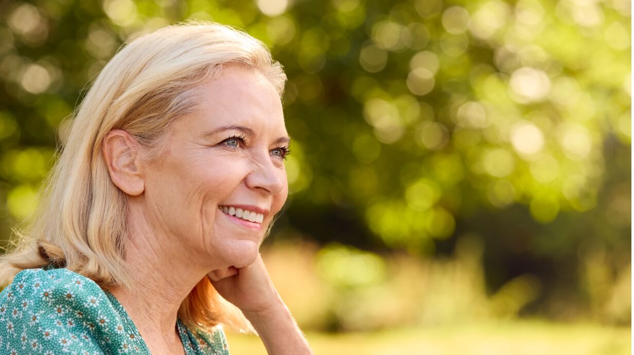 Vrouw leert over oestrogeendaling tijdens de menopauze