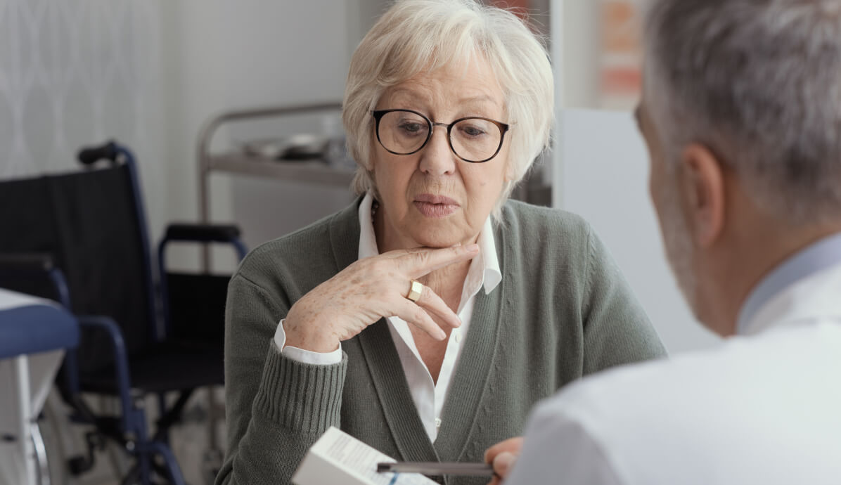 vrouw krijgt uitleg over werking FODMAP dieet